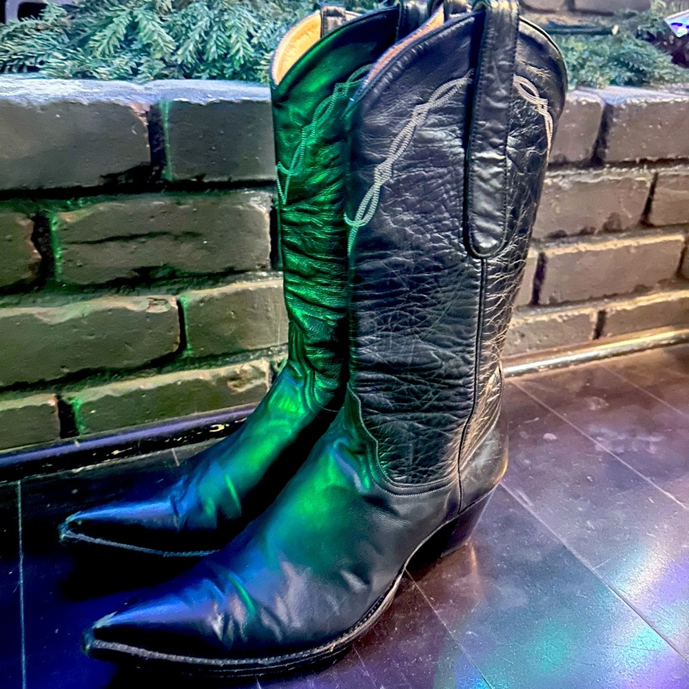The Old Gringo Women’s Cowboy Bootss Size 11. High quality black leather boots.
